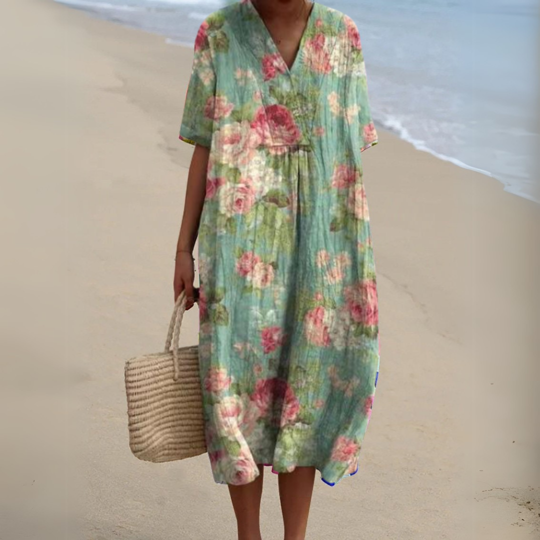 Robe mi-longue ample manches courtes, col V, grandes fleurs roses sur fond vert d’eau