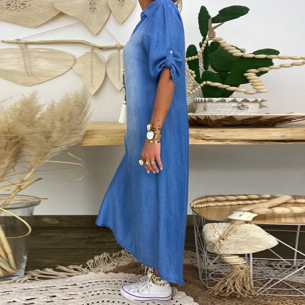 Robe longue en jean bleu, manches bouffantes, fente latérale, coupe ample.