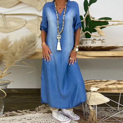 Robe longue en jean bleu, coupe ample, col en V et manches courtes bouffantes.