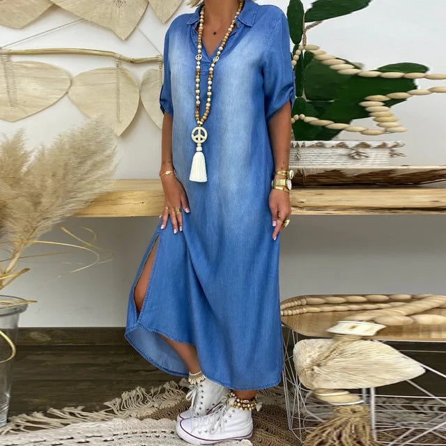 Robe longue en jean bleu, encolure en V, ourlet asymétrique, coupe décontractée.