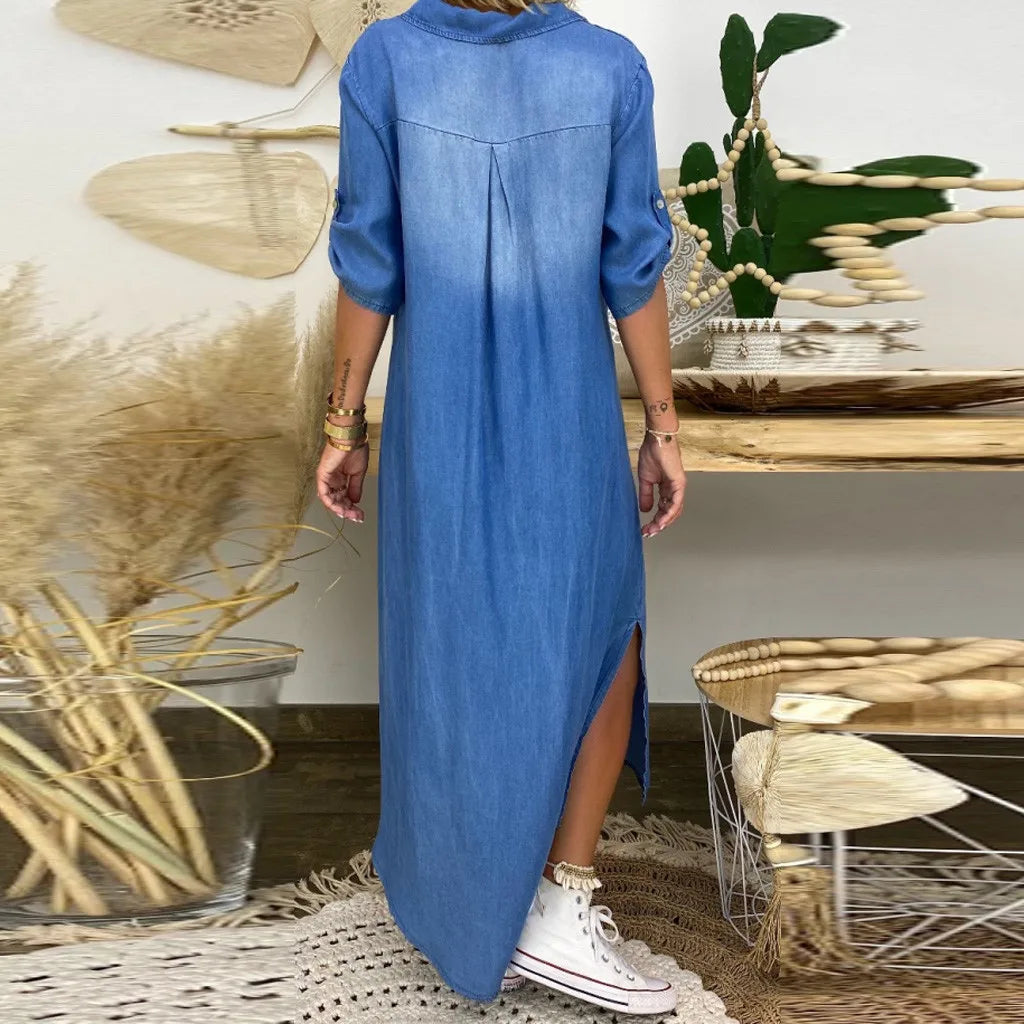 Robe longue en jean bleu, dos avec couture centrale, manches bouffantes, coupe ample.