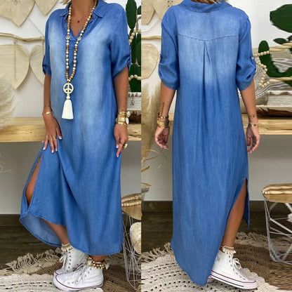 Robe longue en jean bleu, encolure en V et dos à couture centrale, manches bouffantes.
