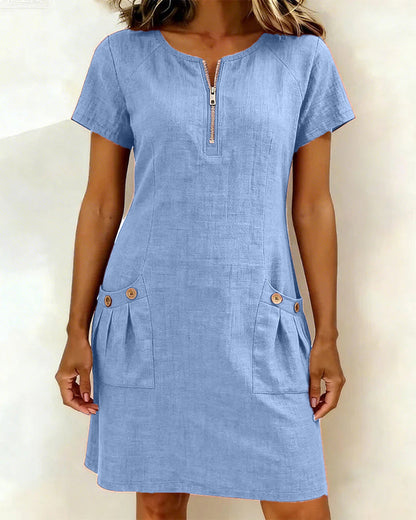 Robe courte bleue avec fermeture éclair au col et poches plaquées sur la poitrine