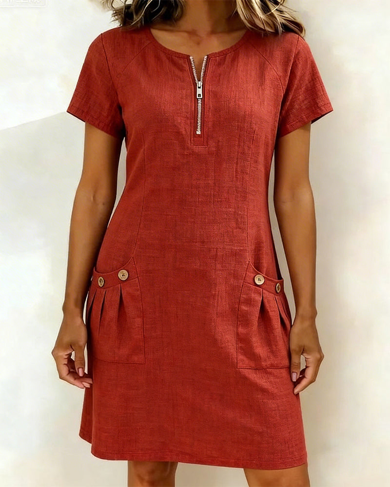 Robe Lina™ rouge en lin, col zippé demi-long, poches poitrine avec boutons
