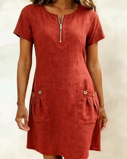 Robe courte rouge avec fermeture éclair au col et poches plaquées à boutons