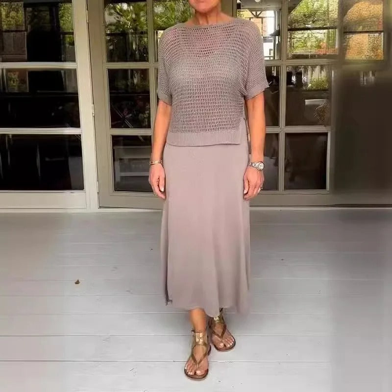 Ensemble haut ajouré gris clair et jupe longue rose pâle, manches courtes