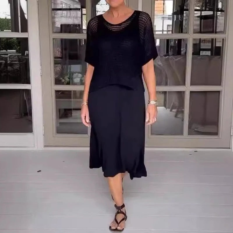 Ensemble robe noire en maille ajourée, col rond, manches courtes, ourlet évasé