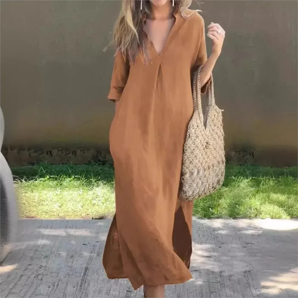 Robe longue décontractée marron, encolure en V, manches trois-quarts.