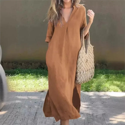 Robe longue décontractée marron, encolure en V, manches trois-quarts.