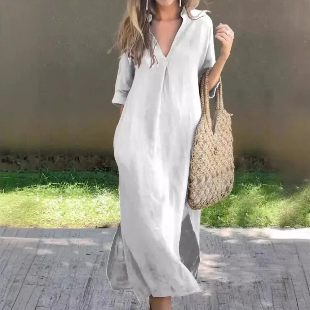 Robe longue décontractée blanche, encolure en V, manches trois-quarts.