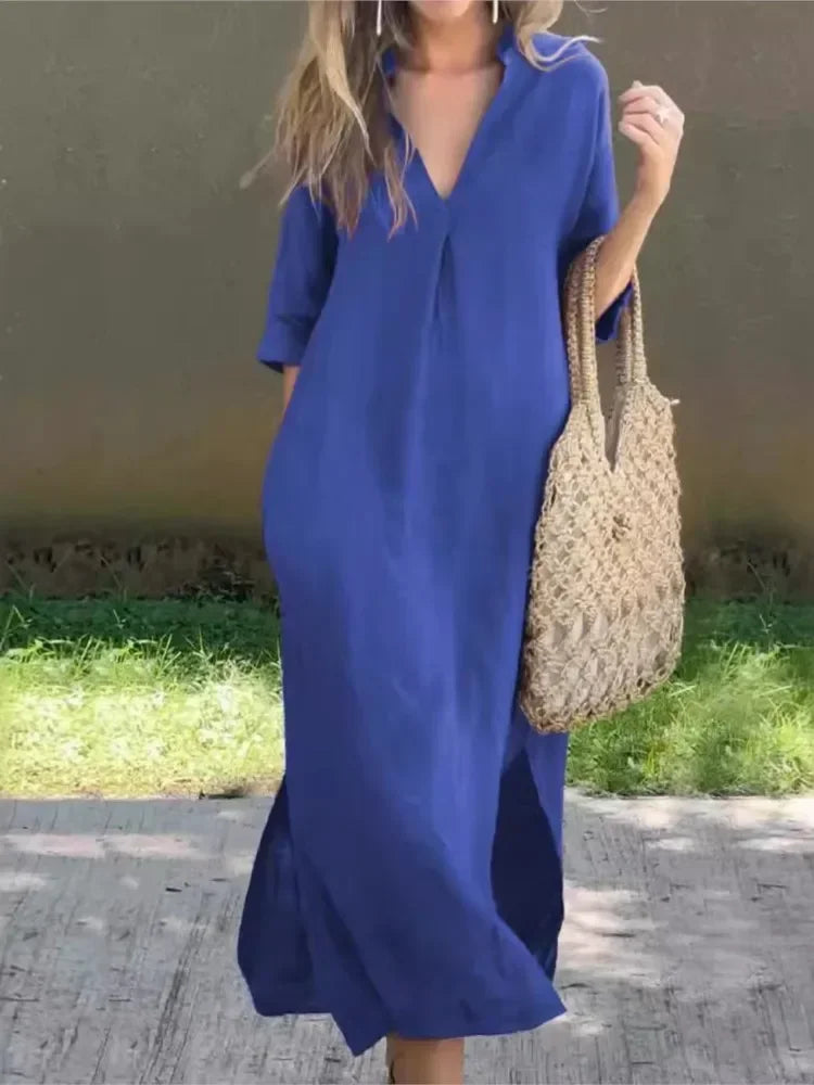 Robe longue décontractée bleue, encolure en V, manches trois-quarts.