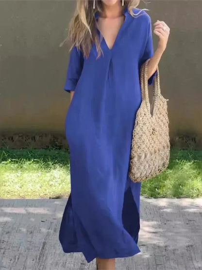 Robe longue décontractée bleue, encolure en V, manches trois-quarts.