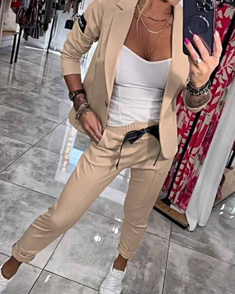 Ensemble veste et pantalon beige, poches cargo et manches retroussées
