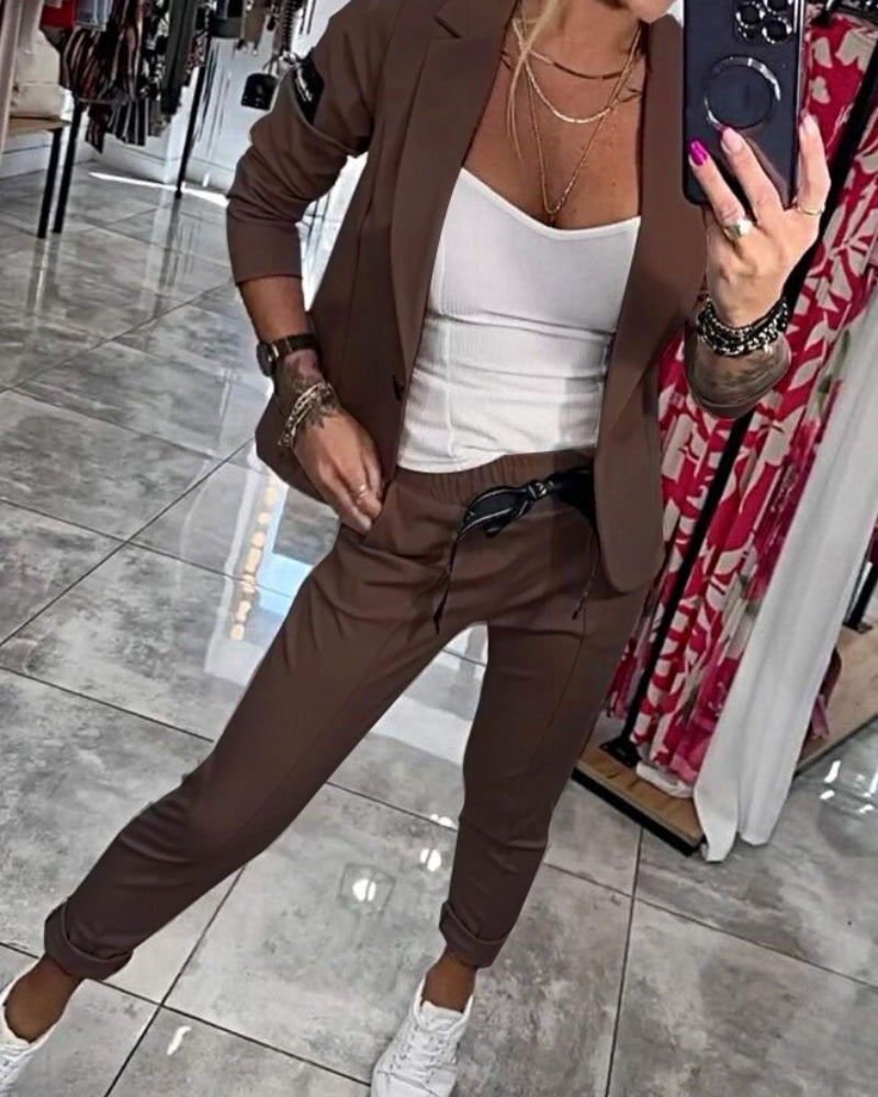 Ensemble veste et pantalon marron, poches cargo et manches retroussées