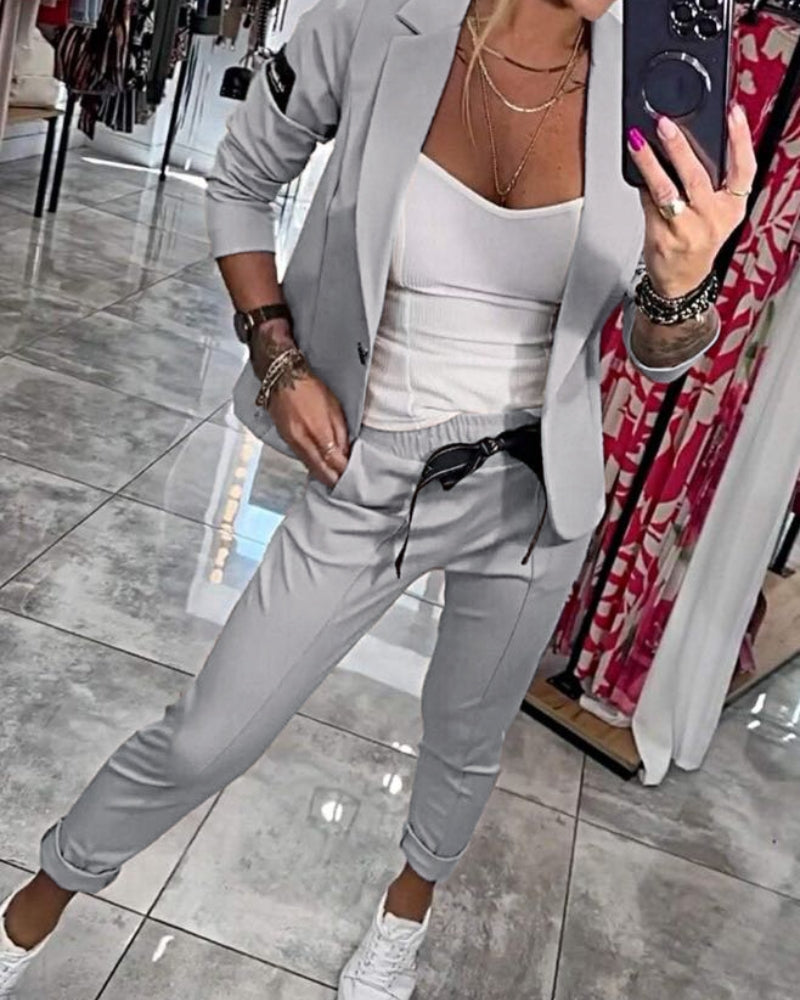 Ensemble veste et pantalon gris clair, poches cargo et manches retroussées