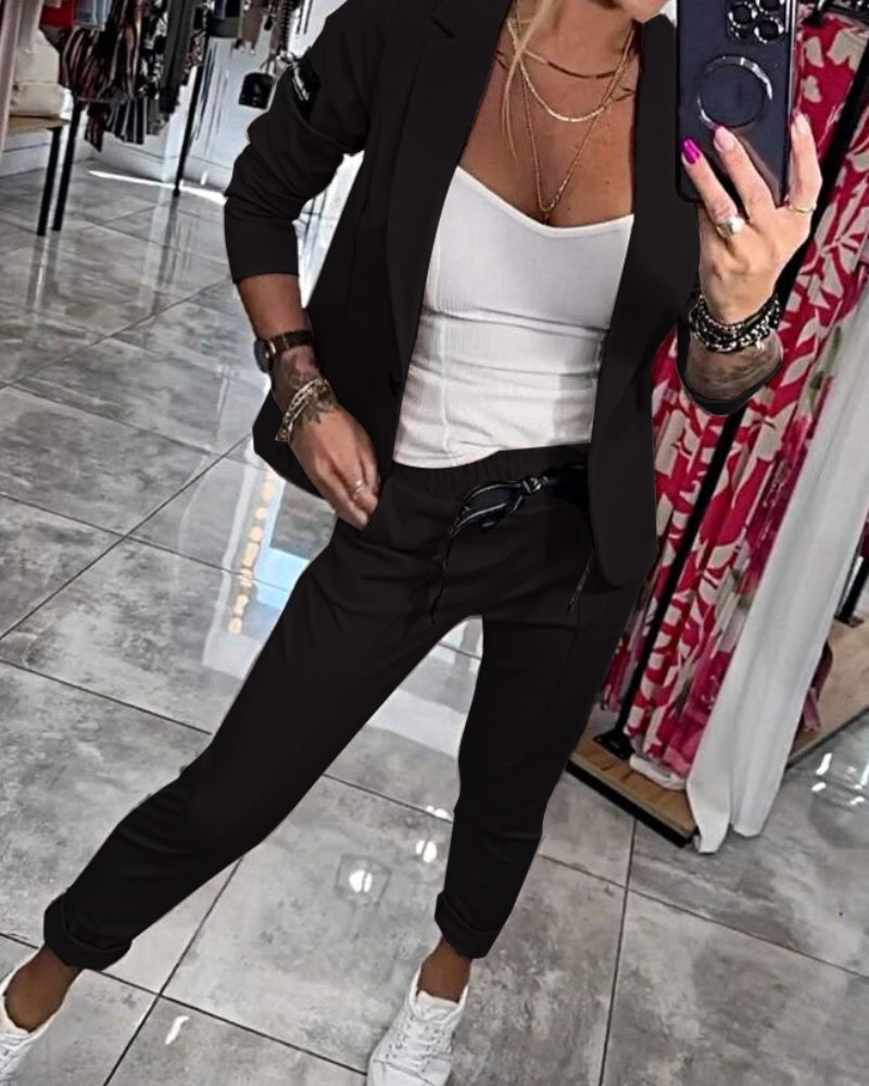 Ensemble veste et pantalon noir, poches cargo et manches retroussées