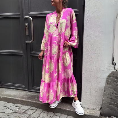 Robe longue rose à imprimé fleuri, col chemise et volants aux ourlets.