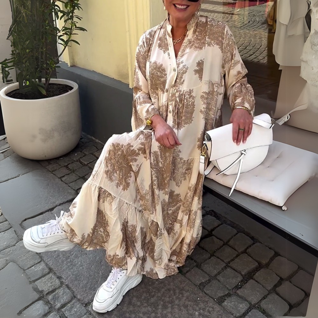 Robe longue beige à imprimé brun, boutonnage devant et volants en bas.