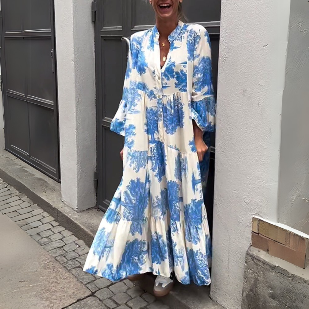 Robe longue blanche à imprimé bleu, boutonnage et jupe évasée à volants.