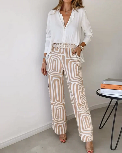 Ensemble deux pièces : blouse blanche col V et pantalon long beige à motifs abstraits