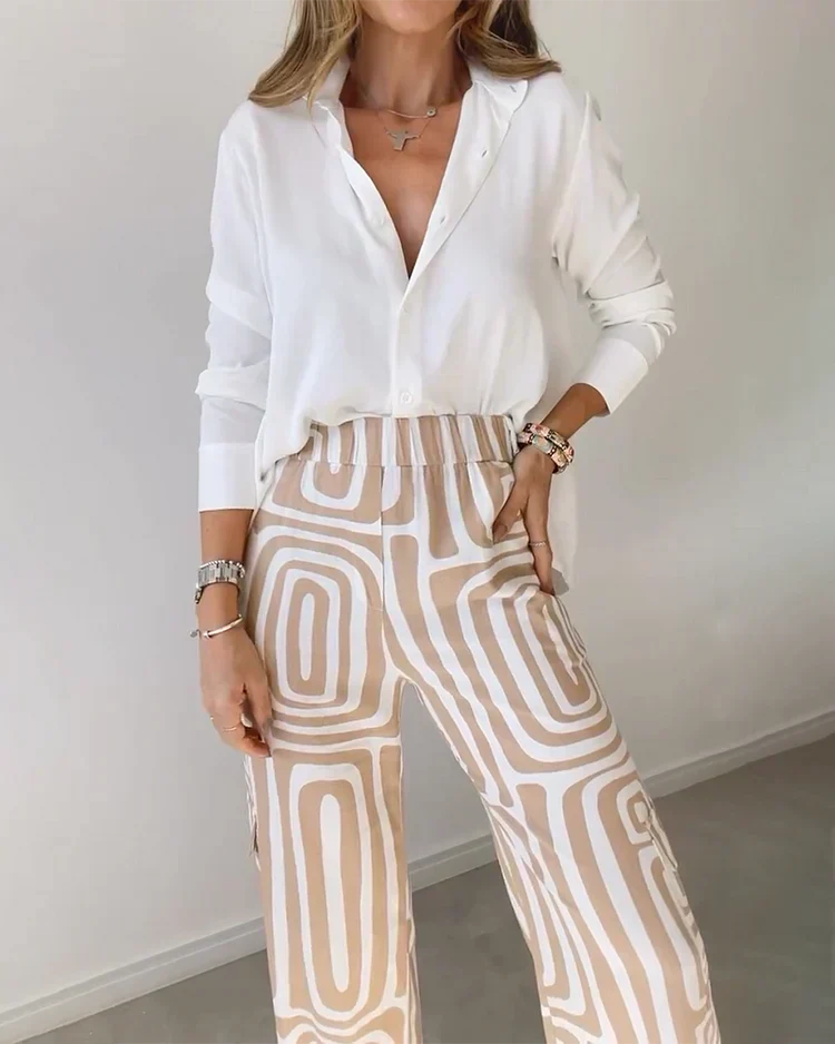 Ensemble deux pièces : blouse blanche col V et pantalon beige à motifs, ceinture