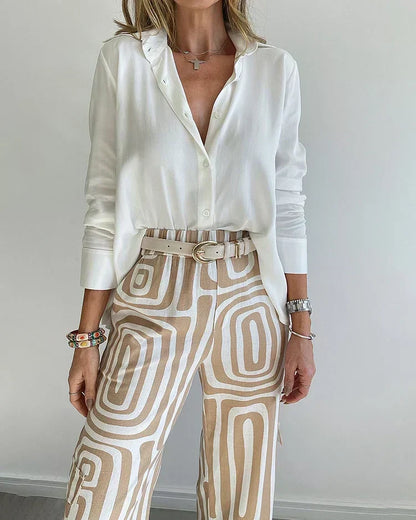 Ensemble deux pièces : blouse vert clair col V et pantalon beige à motifs graphiques