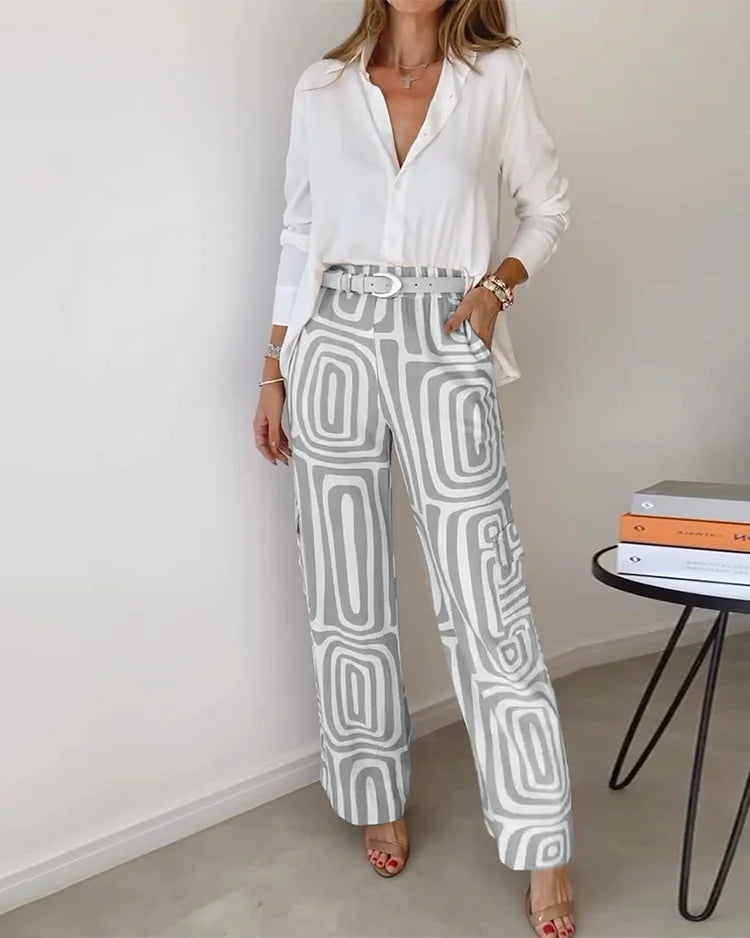 Ensemble deux pièces : blouse blanche col V et pantalon long gris à motifs géométriques