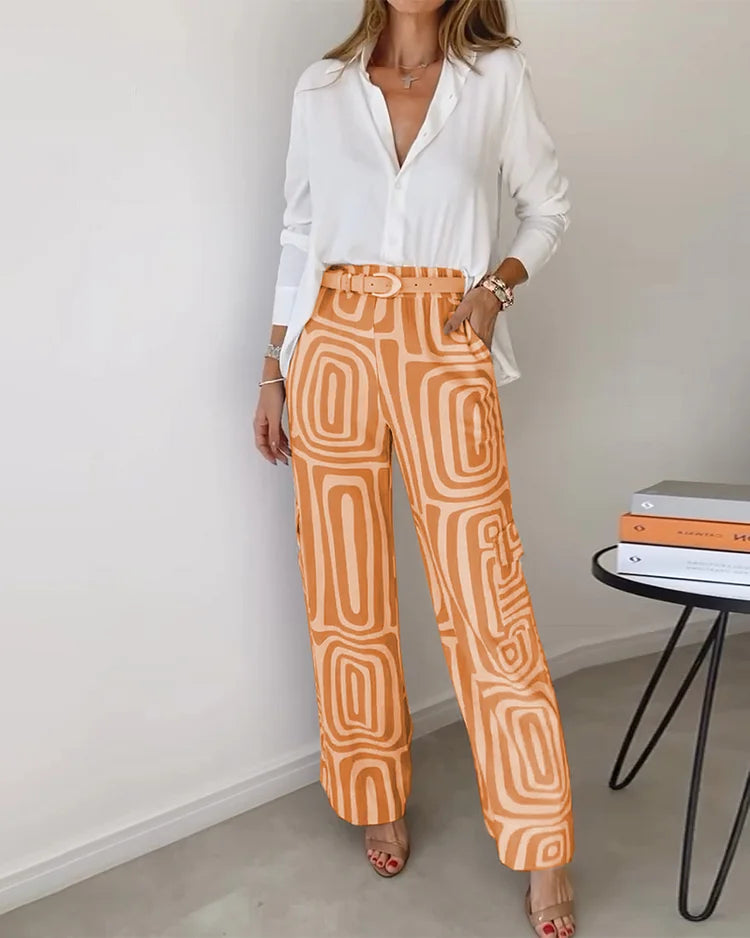 Ensemble deux pièces : blouse blanche col V et pantalon long orange à motifs géométriques
