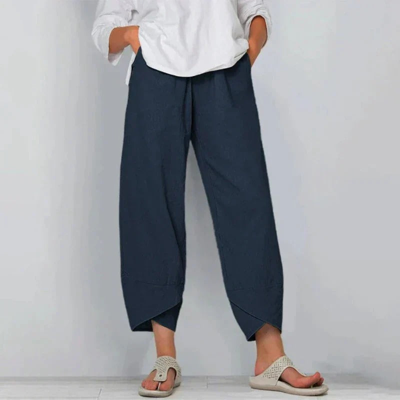 Pantalon d’été bleu marine ample 7/8, taille élastique, ourlet asymétrique.