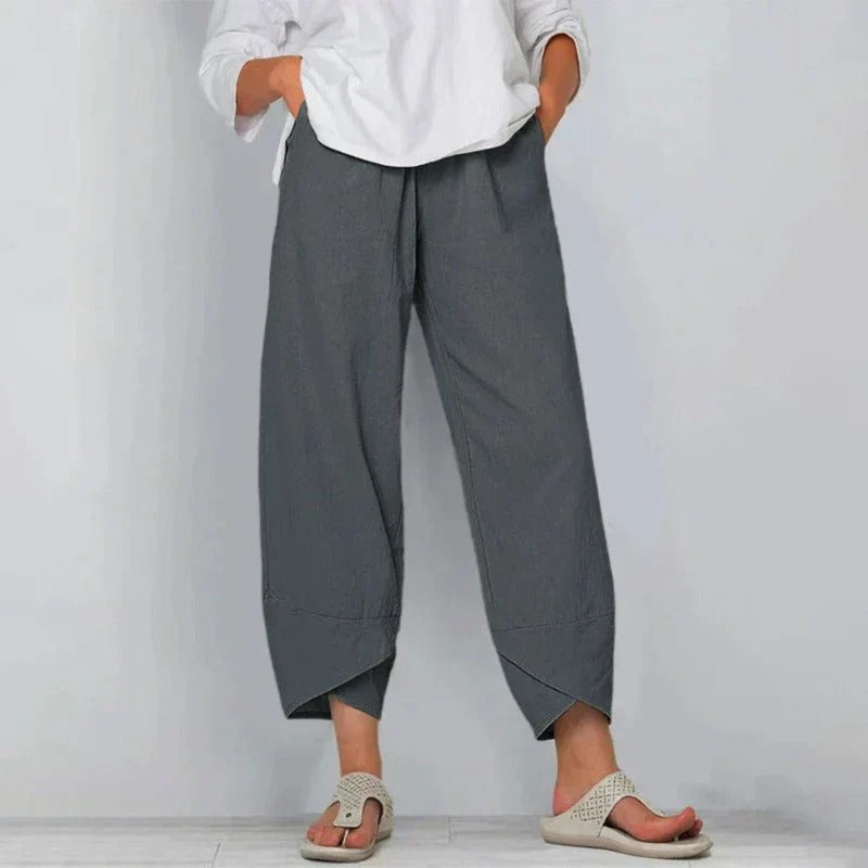 Pantalon d’été gris ample 7/8, taille élastique, ourlet asymétrique.
