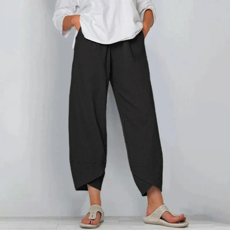 Pantalon d’été noir ample 7/8, taille élastique, ourlet asymétrique.