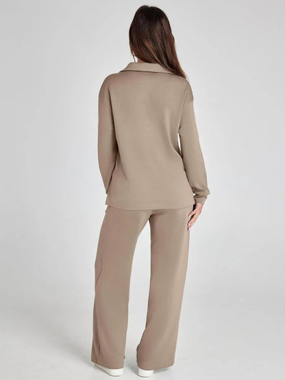Combinaison longue beige clair à encolure en V, manches longues et pantalon évasé