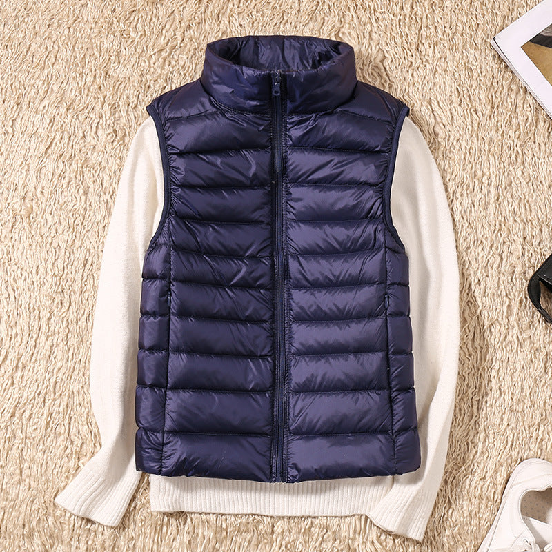 Gilet sans manches matelassé bleu marine, fermeture zippée, col montant.