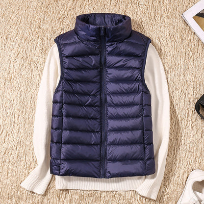Gilet sans manches matelassé bleu marine, fermeture zippée, col montant.