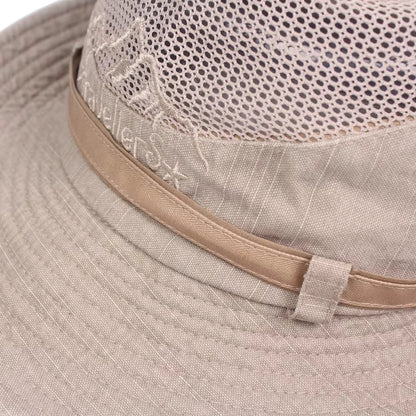 Chapeau d’extérieur respirant beige clair, détail maille et sangle du bord