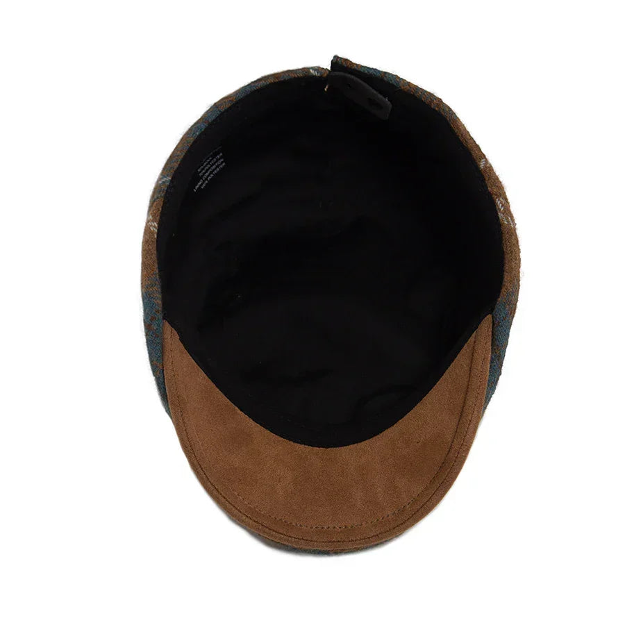 Intérieur de casquette homme en tissu brun, doublure noire et coutures visibles