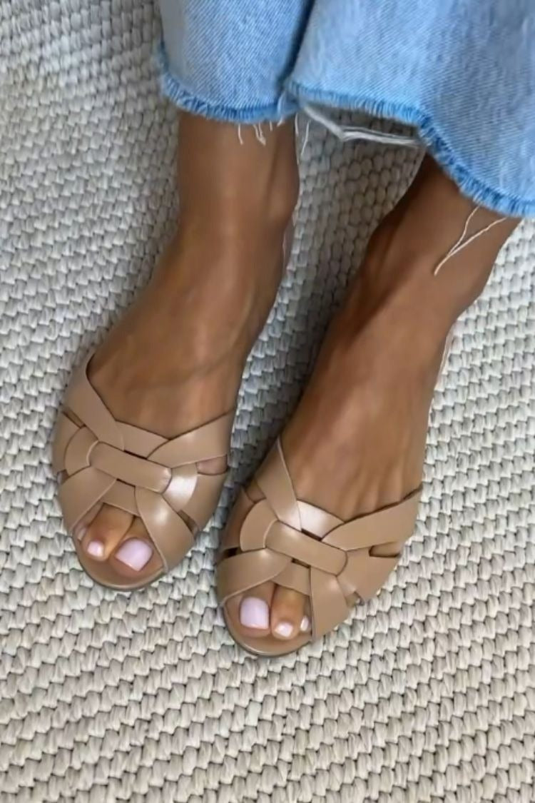 Sandales tressées beige clair à bout ouvert et brides entrelacées
