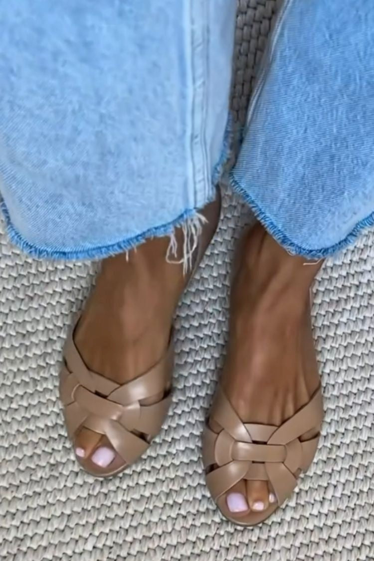 Sandales tressées beige clair à bout ouvert, brides croisées