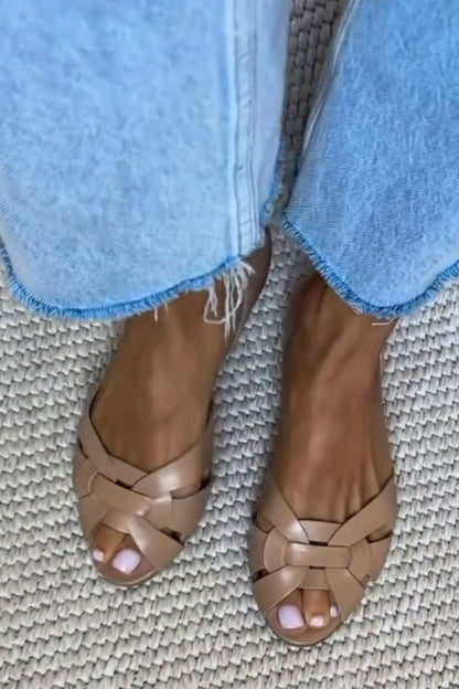 Sandales tressées beige clair à bout ouvert, brides croisées