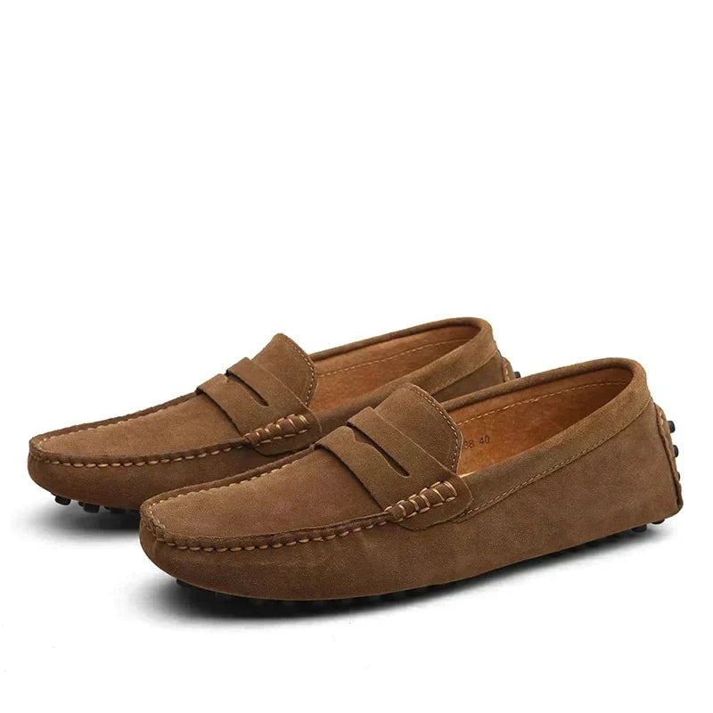Mocassins homme en daim marron, bride à l’avant et coutures visibles