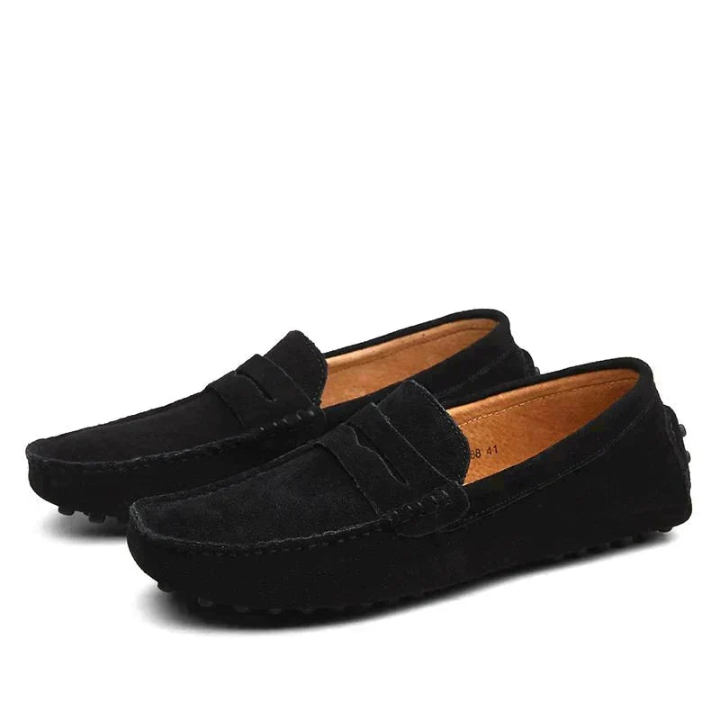 Mocassins homme en daim noir, patte à l’avant et semelle profilée