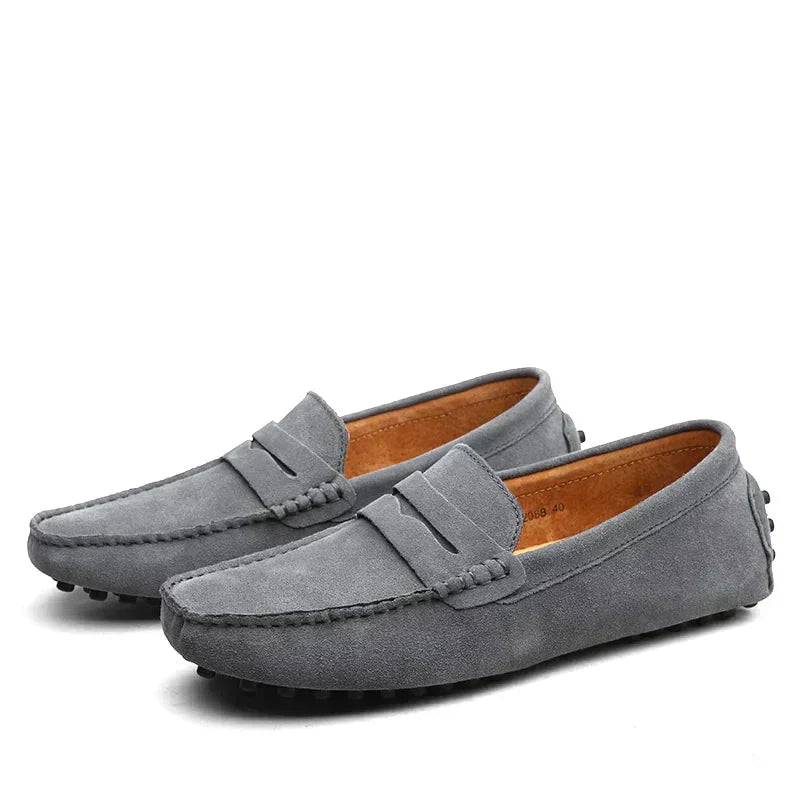 Mocassins homme en daim gris, patte à l’avant et coutures le long du bord