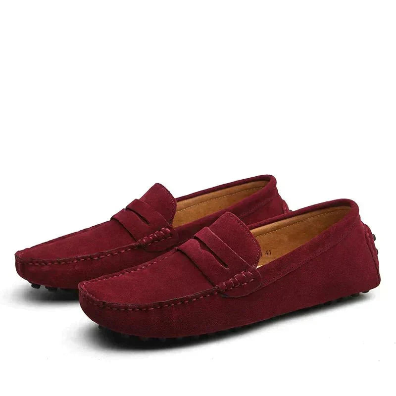 Mocassins homme en daim bordeaux, patte avant et coutures décoratives