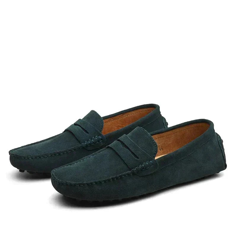 Mocassins homme en daim vert foncé, patte avant et coutures contrastées