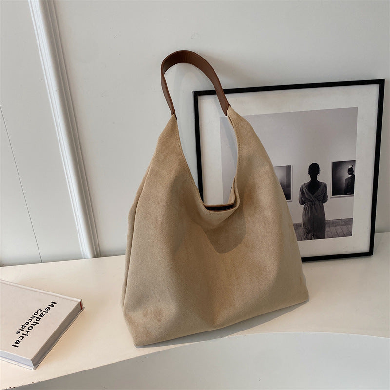 Cabas en daim Sena beige clair, anses courtes, grand cabas