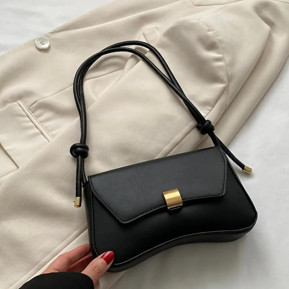 Sac à bandoulière vintage noir à rabat et boucle dorée, anse tressée réglable