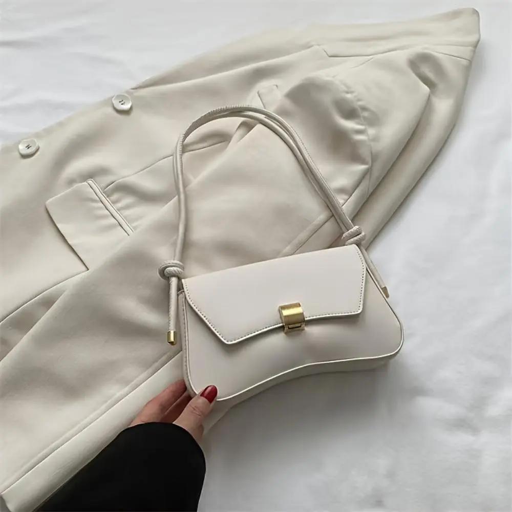 Sac à bandoulière vintage blanc à rabat, boucle dorée et bandoulière cordon
