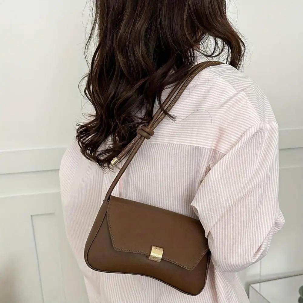 Sac à bandoulière Daphné marron porté en bandoulière, rabat et boucle dorée