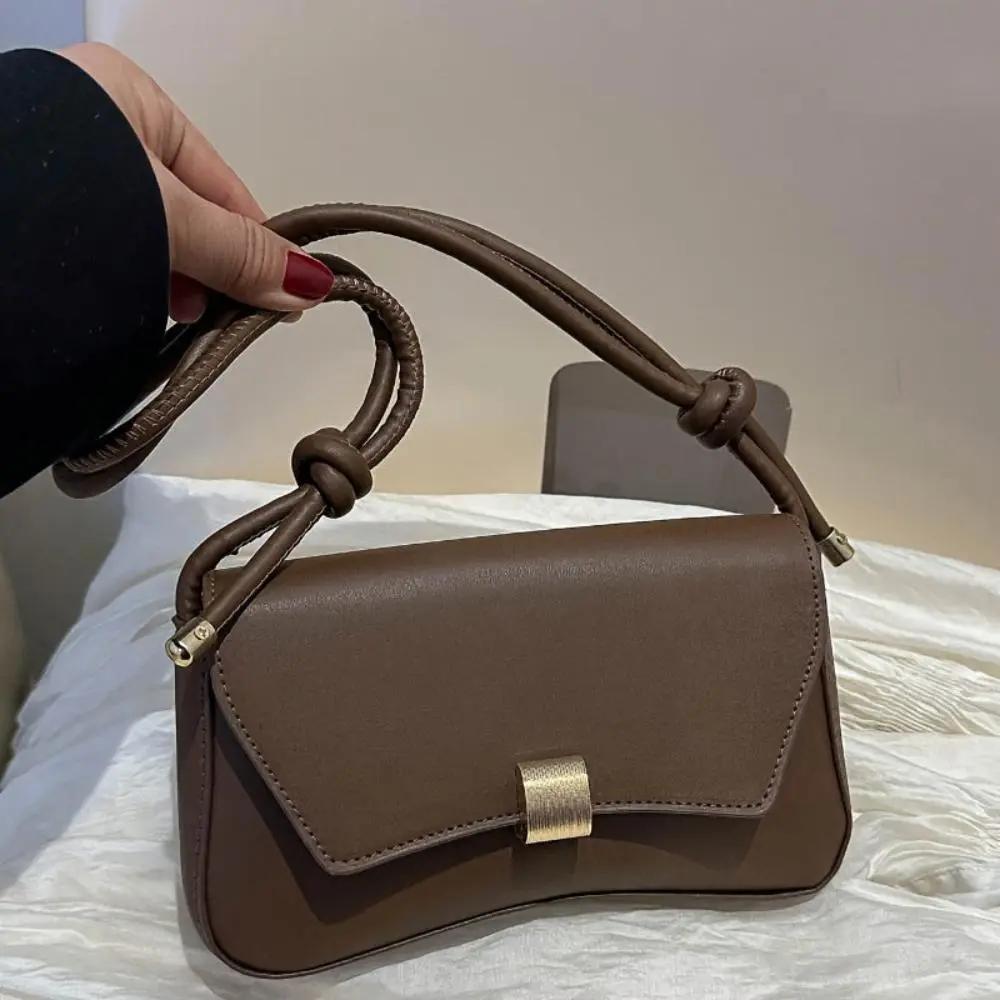Sac à bandoulière Daphné marron avec anse torsadée, rabat et boucle dorée