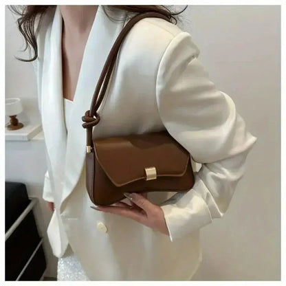 Sac à bandoulière Daphné marron porté, rabat avec boucle dorée